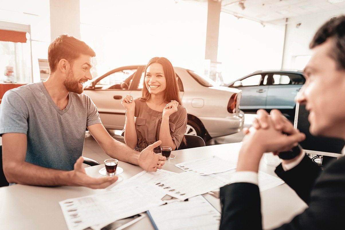dealership-couple